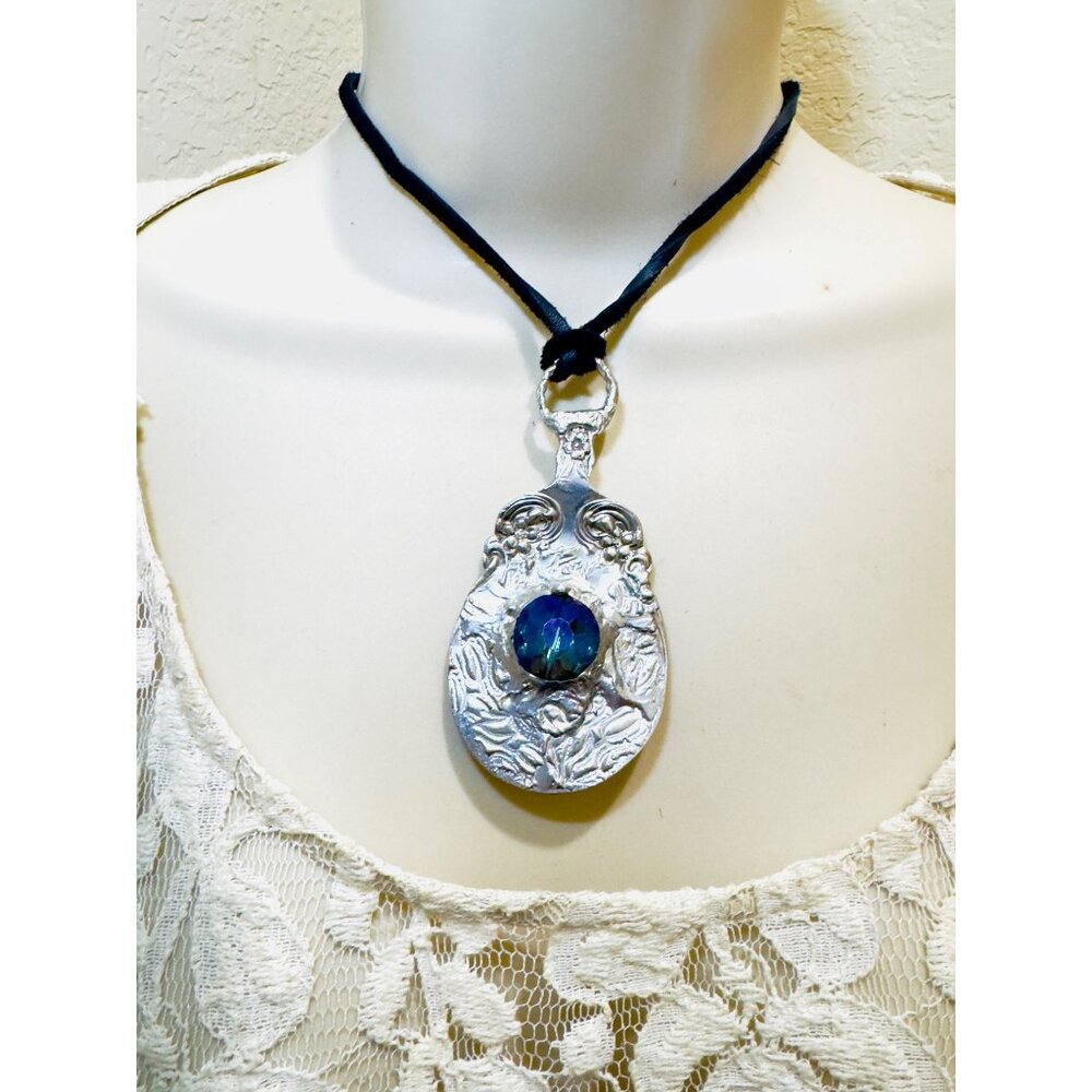 Vintage Daisy 1910 Silver Plated Spoon Pendant Necklace W/ Blue Crystal & Suede - Picture 8 of 12